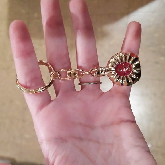 🛒$3 with bundle Remy Martin Goldtone keychain - Picture 2 of 5
